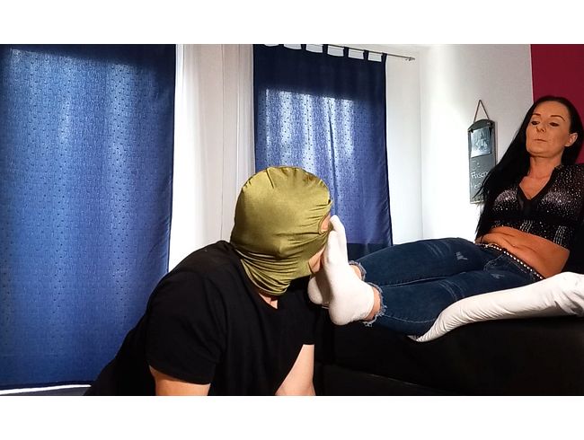 Download: Misstress-Luciana - Schnüffel mir an meinen schwitzigen Socken