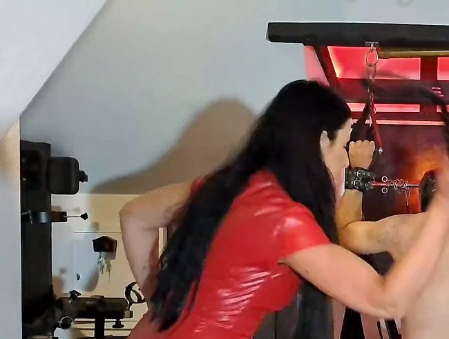 Download: Misstress-Luciana - Die Peitsche knallt auf den Sklavenkörper