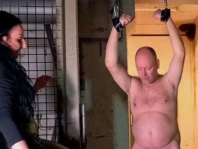 Download: Misstress-Luciana - Slaveballs Kicking