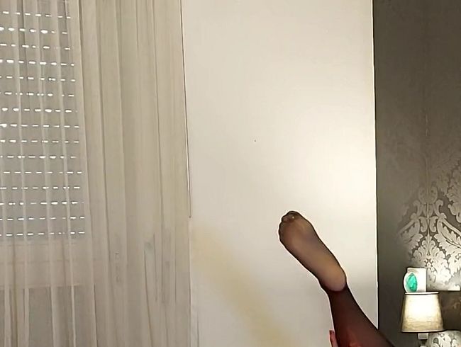 Download: Misstress-Luciana - Lange , dicke Plugs in der TS Arschfotze