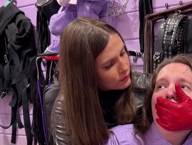 Download: Mistress_Priest - Ohrfeigen und Hand vor den Mund in roten langen Lederhandschuhen
