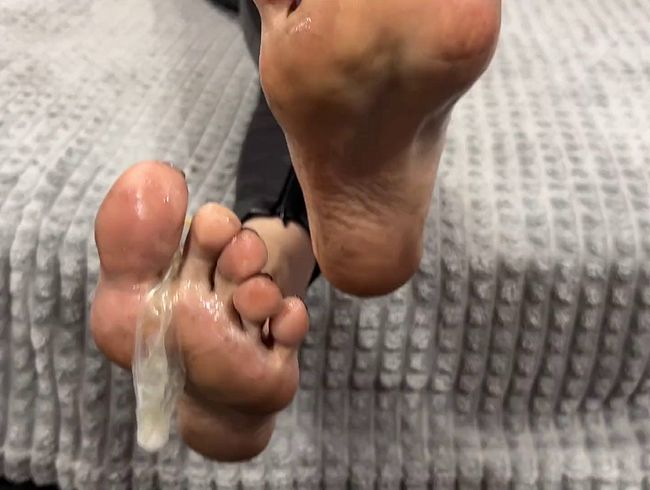 Download: Mistress_Priest - Schmutzige Füße und viel Sperma für Cuckold-POV