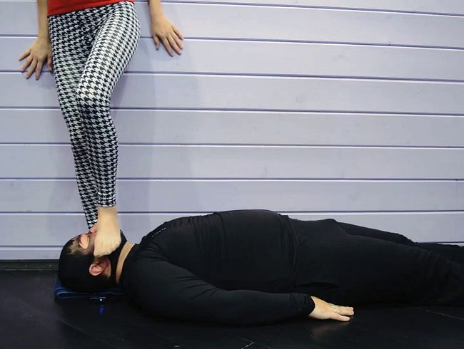 Download: Mistress_Priest - Facestanding in duftendem Nylon