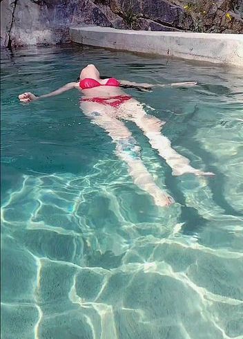 Download: Mistress_Priest - Entspannen im heißen Wasser