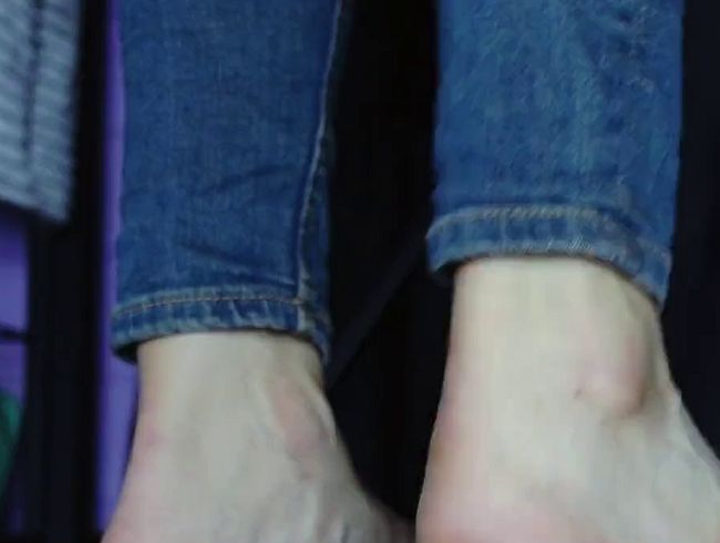 Download: Mistress_Priest - Spielzeugspinne zerquetschen