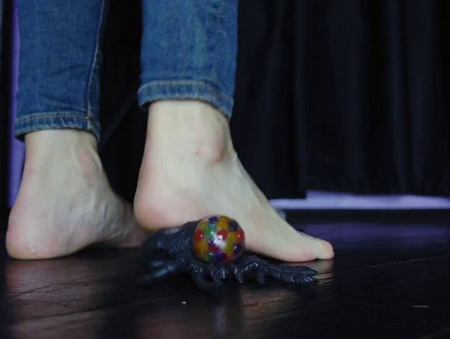 Download: Mistress_Priest - Spielzeugspinne zerquetschen