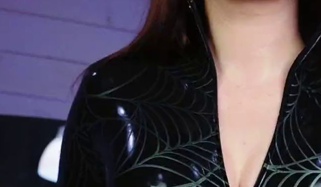 Download: Mistress_Priest - enges Latex-Teasing