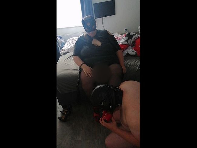 Download: Mollygirl88 - Fußsklave spritzt mir auf die Heels