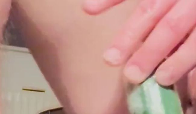 Download: Momo1999995 - Ich bearbeite weiter mein Loch auf den ersten echten Schwanz vor ?