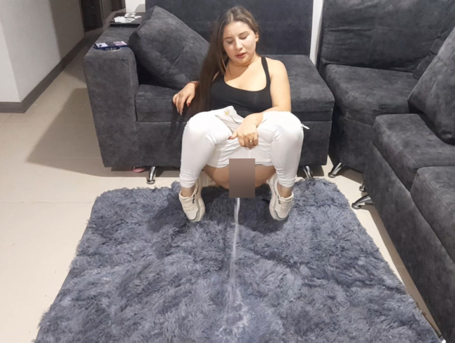 Download: Monita-Caliente - Deluxe Piss mitten im Wohnzimmer