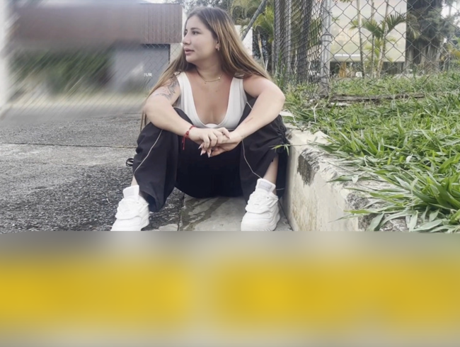 Download: Monita-Caliente - In die Hose gepisst in der Öffentlichkeit