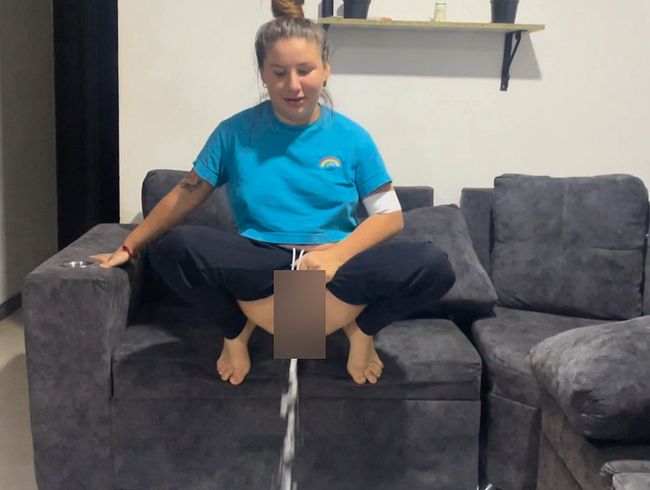 Download: Monita-Caliente - Ich pisse nachts heimlich im Wohnzimmer