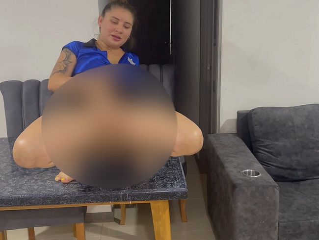 Download: Monita-Caliente - Pissen auf dem Tisch