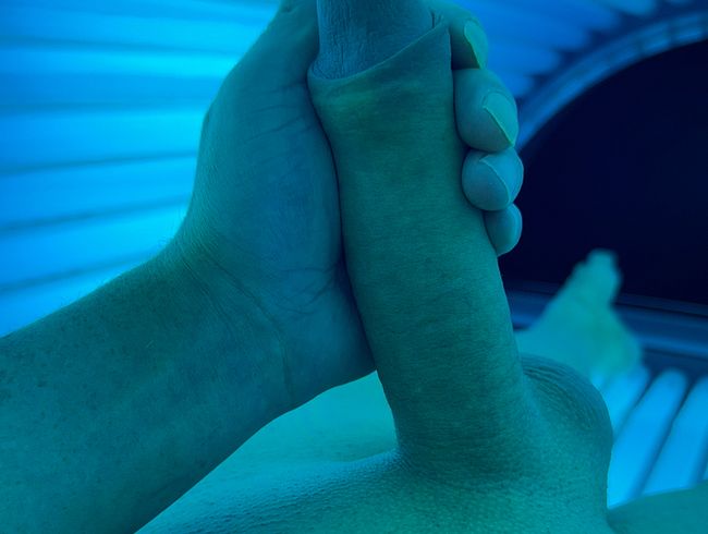 Download: MrandMrsvanVenus - BigDick im Solarium gewichst