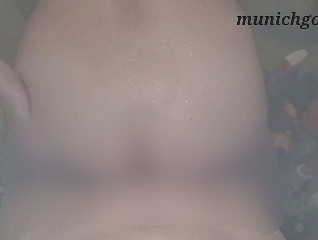 Download: Munichgold - Beim duschen erwischt! Nassen Schwanz schön hart gelutscht und tief von hinten gefickt