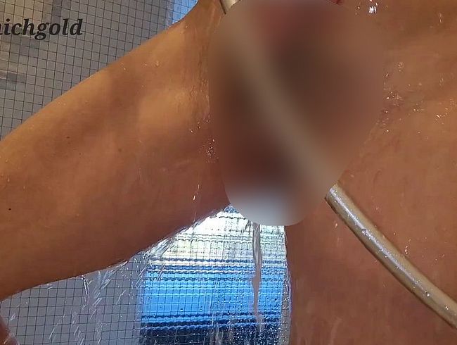 Download: Munichgold - Golden Shower sexy Piss in die Hoteldusche