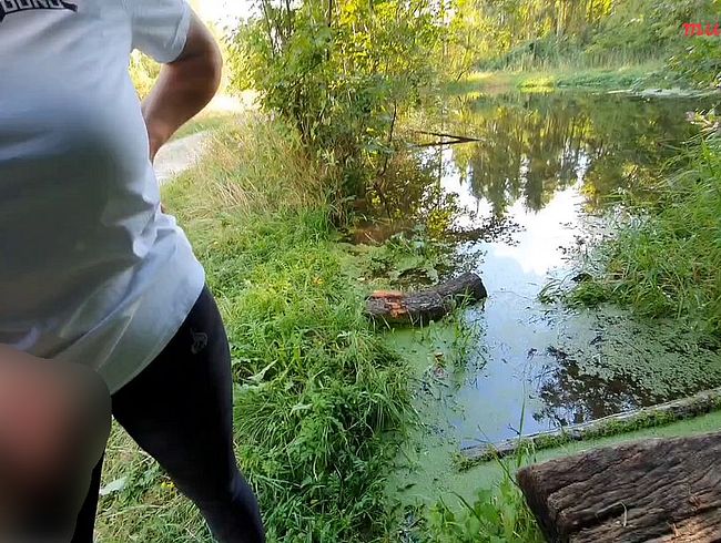 Download: Munichgold - Public Handjob und Blowjob im Wald Amateur Munichgold will Deinen warmen Saft in ihrem Mund