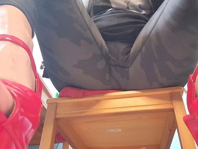 Download: Munichgold - Golden shower Deine kleine Piss Schlampe pisst Dir in Leggins und roten Highheels in den Mund