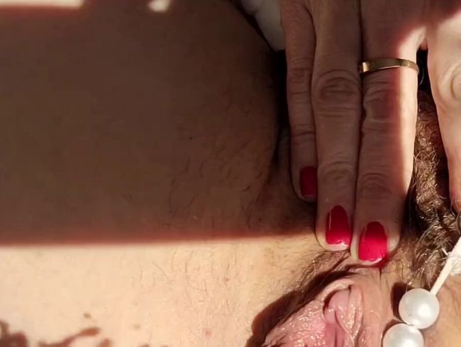 Download: Munichgold - Natursekt - golden Shower - kleine Piss Schlampe pisst in ihr Bett und trägt ihren Perlenstring