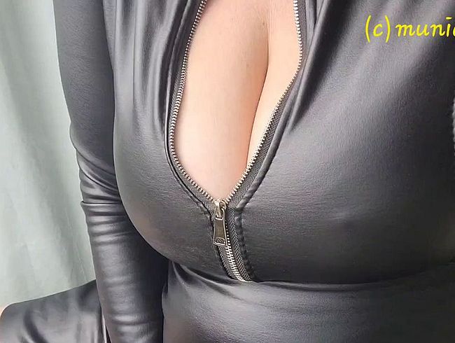 Download: Munichgold - Golden shower - perverse Piss Spiele - die Lady mus pissen! - sei brav und mach deinen Mund auf!