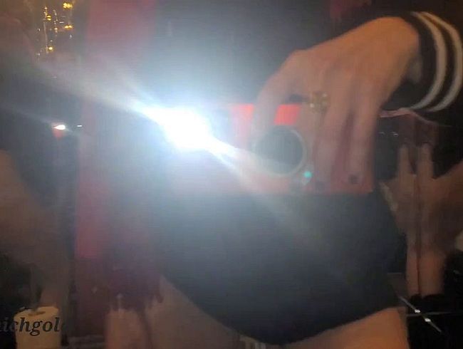 Download: Munichgold - Public Natursekt sexy MILF pisst und pfurzt für dich bei ihrem Lieblings Italiener in München