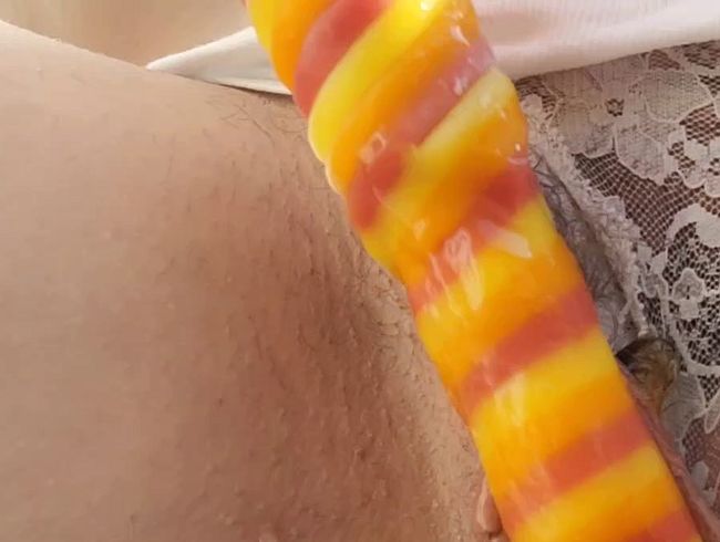 Download: Munichgold - NS - SB - close-up geile Piss Schlampe vernascht ihr erstes Eis auf ihrem Balkon