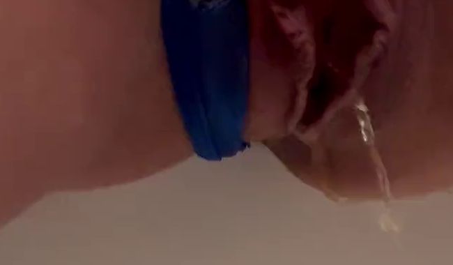 Download: Musclequeen_Diana - Schön geil in die Badewanne gepisst