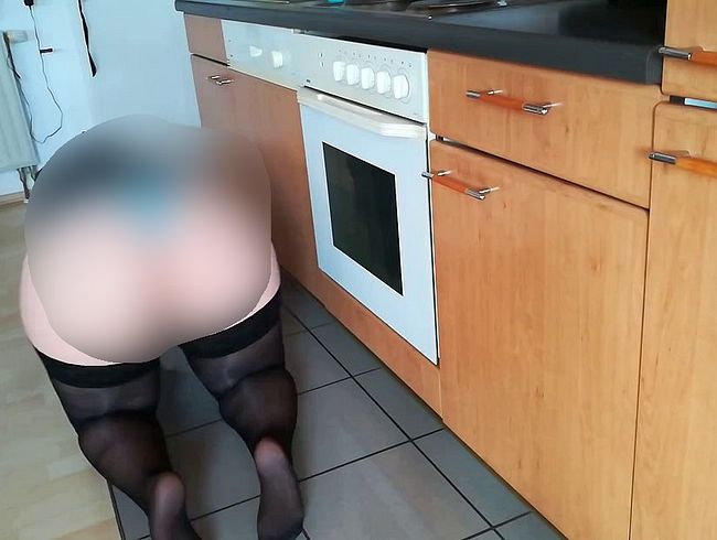 Download: MyLittleDirtySecret - Putzen mit glänzendem Satin-Tanga