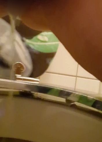 Download: NS-Queen83 - POV : NS-Queen pisst in deinen Mund