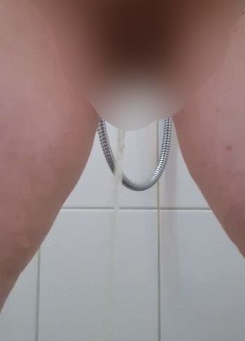 Download: NS-Queen83 - Piss Alarm: Voll in die Dusche gepisst