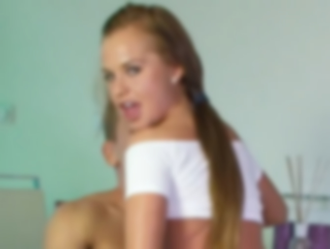 Download: Nachbarsfoetzchen - Tief ins Fötzchen! Er steckt soooo tief in mir, einfach geil!