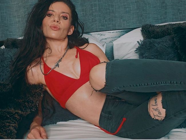 Download: Natalie-Carter - Natalie Carter denkt über das Pumpen von Öl nach – explizit und schmutzig.