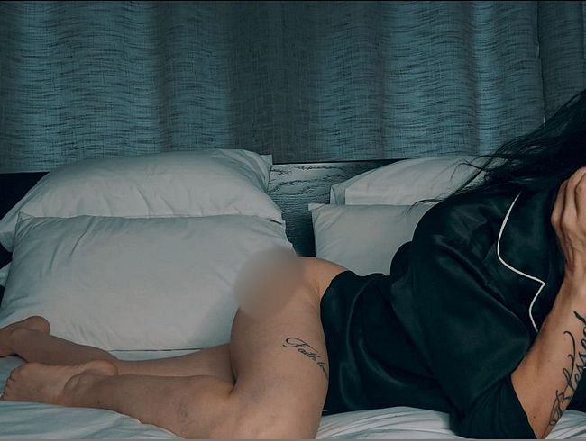 Download: Natalie-Carter - Natalie Carter denkt nach? Satinpyjamas, explizites, schmutziges Ausziehen