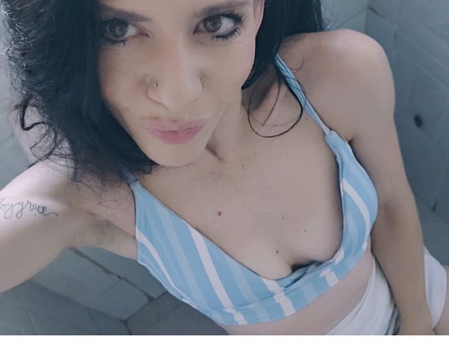 Download: Nataliecarterxx - Pissen zu Hause. Explizites Urinieren nur für dich?