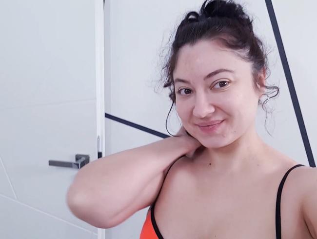 Download: NayanTeen - Riskante Masturbation in einer öffentlichen Toilette vor dem Fitnessstudio! Fast erwischt!