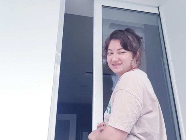 Download: NayanTeen - Geek girl plays with her pussy outside!