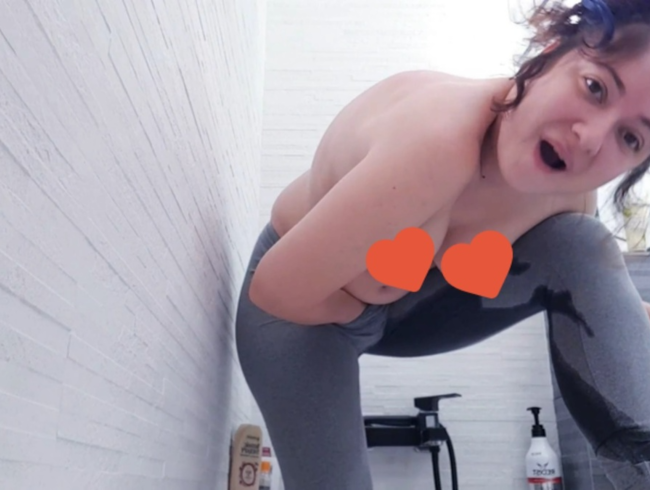 Download: NayanTeen - Ich war so geil und habe heimlich in meinen Leggings im Badezimmer des Freundes meines Vaters gespritzt