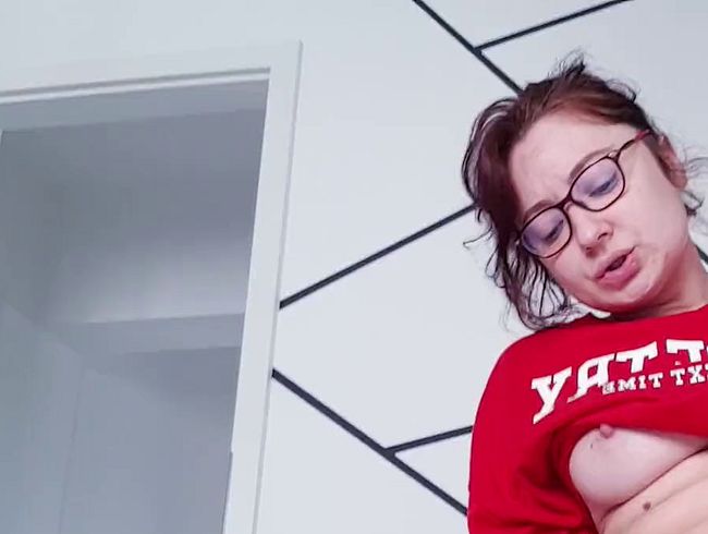 Download: NayanTeen - Solo-Muschifingern. Weiße Sahne fließt aus meiner kleinen geilen Muschi!!