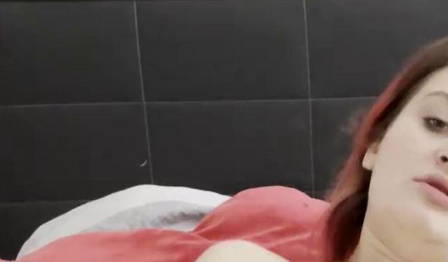 Download: NessiNitro - Ich liebe es mit meinen verschiedenen Dildos zu spielen und immer aktiv zu sein