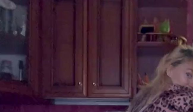 Download: NewSexyLesbi - Eine Leopardenbluse und ein Schwanz im Mund stehen mir.