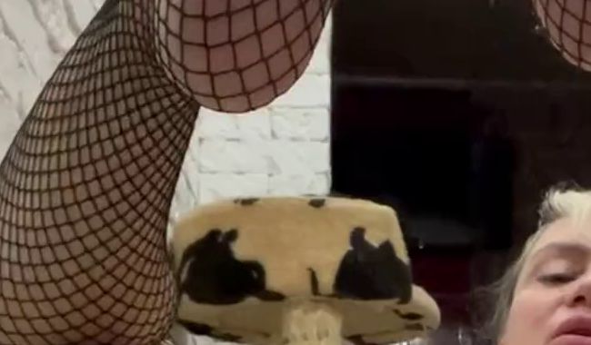 Download: NewSexyLesbi - Ich masturbiere meine Muschi wieder mit meinem Höschen und es wird feucht.