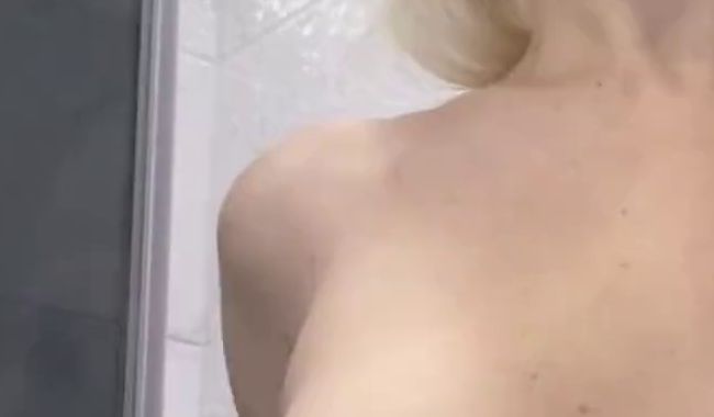 Download: NewSexyLesbi - Möchtest du sehen, wie Mamas Brüste aussehen?