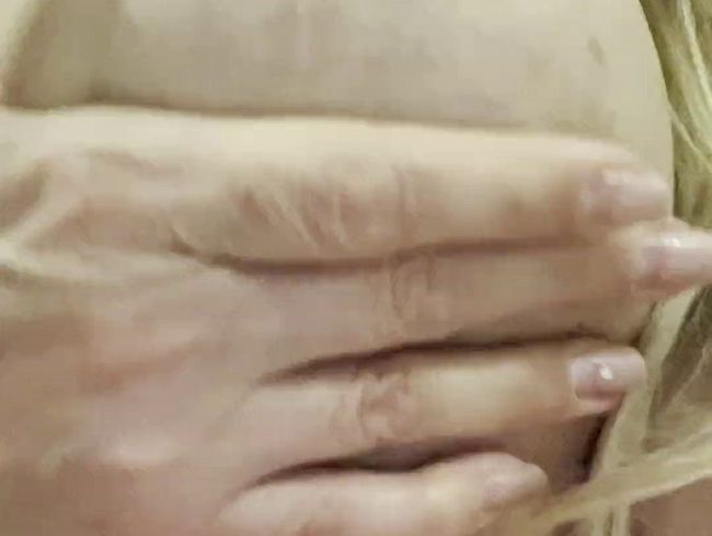 Download: NewSexyLesbi - Wie schön es ist, eine Brustwarze zu saugen.