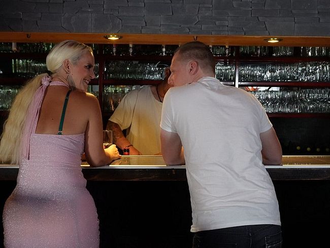Download: Nicix-Fetish - Hotelflirt außer Kontrolle – Fremder spritzt mich mitten in der Bar voll