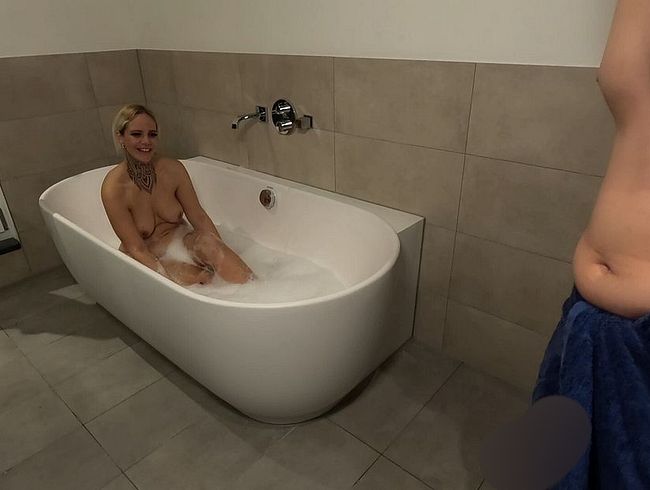 Download: Nicix-Fetish - DREISTER FREMDFICK IM BAD – SEINE FREUNDIN IST NEBENAN!