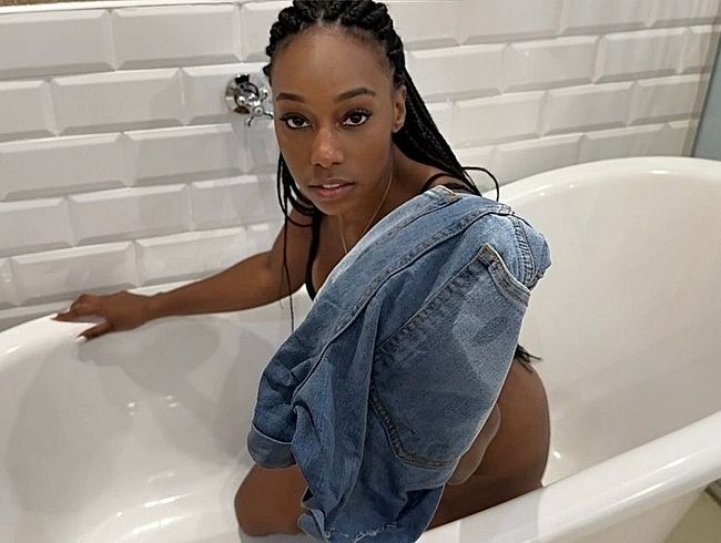 Download: Nicki-Jenna - Hotpants nass vor Geilheit: Badewanne-Piss-Fick bis zum Titten-Urinschauer!