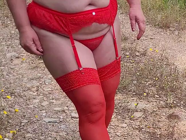 Download: Nikki-Holland - Outdoor-Gesichtsbehandlung in roten Dessous