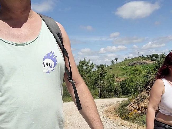 Download: Nikki-Holland - Oben-ohne-Spaziergang endet mit Sperma auf der Brust