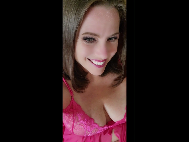 Download: NikkiNevada - Eine sexy Milf in rosa Dessous wartet auf dem Bett auf Sie. Was wollen Sie mehr?