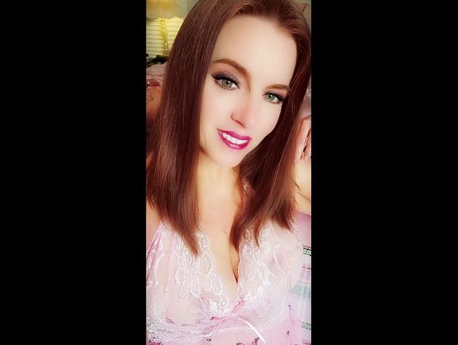 Download: NikkiNevada - Beginnen Sie Ihr Wochenende mit der sexy, vollbusigen MILF Nikki. TGIF!